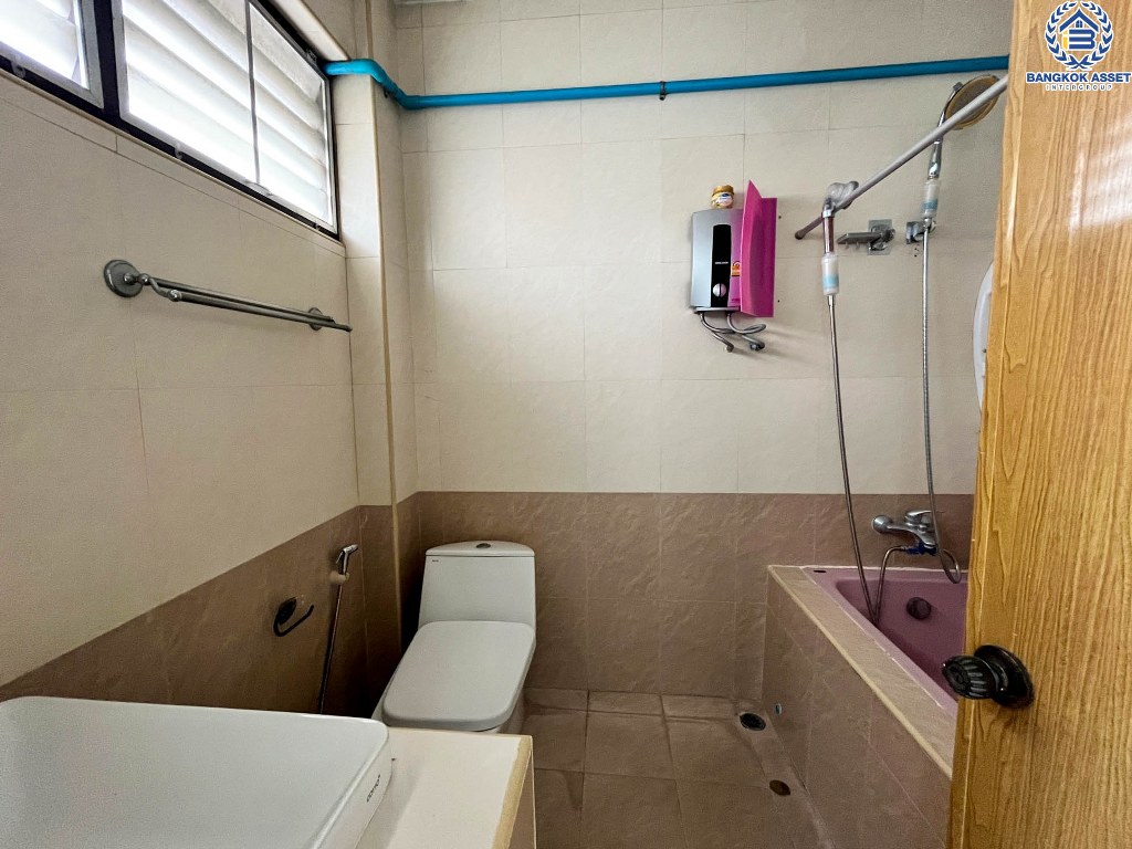 *****อาคารพานิชย์มือสอง ซอยพรานนก6 จรัญสนิทวงศ์ เนื้อที่ 39 ตร.ว. ฟังก์ชัน 8 ห้องนอน 8 ห้องน้ำ 3 ที่จอดรถ เฟอร์นิเจอร์บิวอินท์ โครงการบนทำเลเมือง เดินทางสะดวก เชื่อมต่อถนนจรัญสนิทวงศ์ ถนนสิรินธร ใกล้รถไฟฟ้าสายสีน้ำเงิน "สถานีไฟฉาย"