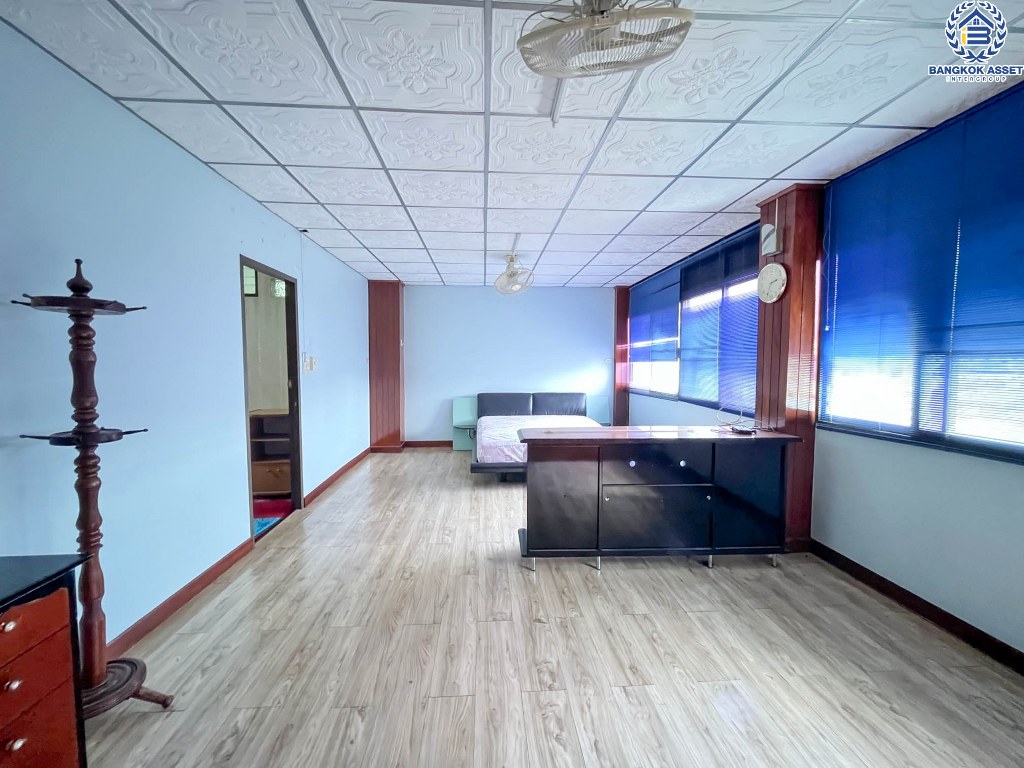 *****อาคารพานิชย์มือสอง ซอยพรานนก6 จรัญสนิทวงศ์ เนื้อที่ 39 ตร.ว. ฟังก์ชัน 8 ห้องนอน 8 ห้องน้ำ 3 ที่จอดรถ เฟอร์นิเจอร์บิวอินท์ โครงการบนทำเลเมือง เดินทางสะดวก เชื่อมต่อถนนจรัญสนิทวงศ์ ถนนสิรินธร ใกล้รถไฟฟ้าสายสีน้ำเงิน "สถานีไฟฉาย"