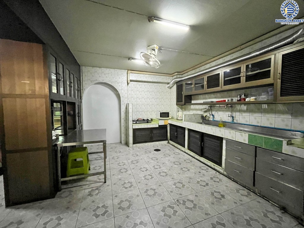 *****อาคารพานิชย์มือสอง ซอยพรานนก6 จรัญสนิทวงศ์ เนื้อที่ 39 ตร.ว. ฟังก์ชัน 8 ห้องนอน 8 ห้องน้ำ 3 ที่จอดรถ เฟอร์นิเจอร์บิวอินท์ โครงการบนทำเลเมือง เดินทางสะดวก เชื่อมต่อถนนจรัญสนิทวงศ์ ถนนสิรินธร ใกล้รถไฟฟ้าสายสีน้ำเงิน "สถานีไฟฉาย"