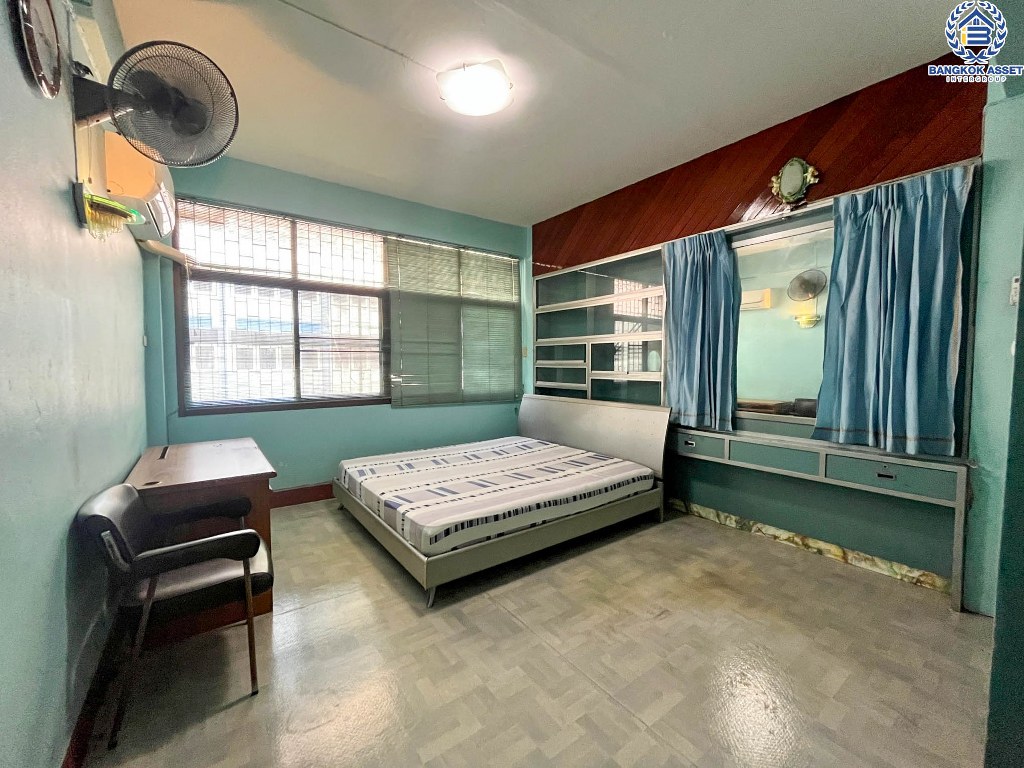 *****อาคารพานิชย์มือสอง ซอยพรานนก6 จรัญสนิทวงศ์ เนื้อที่ 39 ตร.ว. ฟังก์ชัน 8 ห้องนอน 8 ห้องน้ำ 3 ที่จอดรถ เฟอร์นิเจอร์บิวอินท์ โครงการบนทำเลเมือง เดินทางสะดวก เชื่อมต่อถนนจรัญสนิทวงศ์ ถนนสิรินธร ใกล้รถไฟฟ้าสายสีน้ำเงิน "สถานีไฟฉาย"