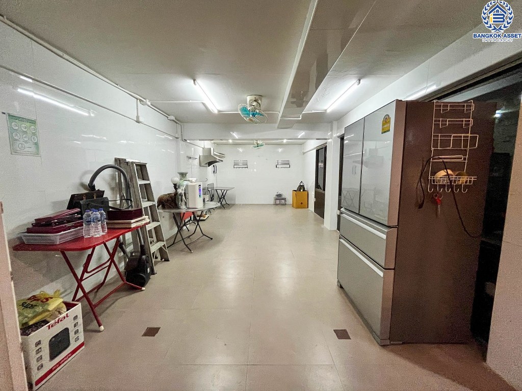 *****อาคารพานิชย์มือสอง ซอยพรานนก6 จรัญสนิทวงศ์ เนื้อที่ 39 ตร.ว. ฟังก์ชัน 8 ห้องนอน 8 ห้องน้ำ 3 ที่จอดรถ เฟอร์นิเจอร์บิวอินท์ โครงการบนทำเลเมือง เดินทางสะดวก เชื่อมต่อถนนจรัญสนิทวงศ์ ถนนสิรินธร ใกล้รถไฟฟ้าสายสีน้ำเงิน "สถานีไฟฉาย"