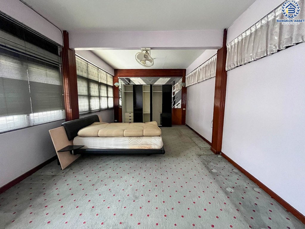 *****อาคารพานิชย์มือสอง ซอยพรานนก6 จรัญสนิทวงศ์ เนื้อที่ 39 ตร.ว. ฟังก์ชัน 8 ห้องนอน 8 ห้องน้ำ 3 ที่จอดรถ เฟอร์นิเจอร์บิวอินท์ โครงการบนทำเลเมือง เดินทางสะดวก เชื่อมต่อถนนจรัญสนิทวงศ์ ถนนสิรินธร ใกล้รถไฟฟ้าสายสีน้ำเงิน "สถานีไฟฉาย"