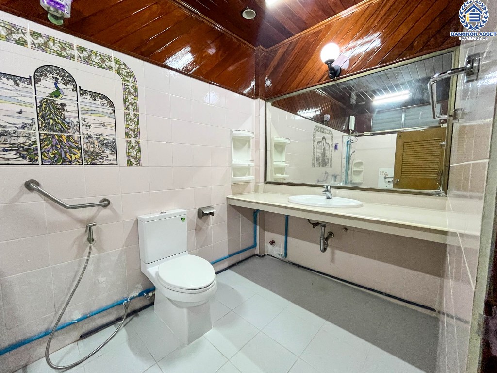 *****อาคารพานิชย์มือสอง ซอยพรานนก6 จรัญสนิทวงศ์ เนื้อที่ 39 ตร.ว. ฟังก์ชัน 8 ห้องนอน 8 ห้องน้ำ 3 ที่จอดรถ เฟอร์นิเจอร์บิวอินท์ โครงการบนทำเลเมือง เดินทางสะดวก เชื่อมต่อถนนจรัญสนิทวงศ์ ถนนสิรินธร ใกล้รถไฟฟ้าสายสีน้ำเงิน "สถานีไฟฉาย"