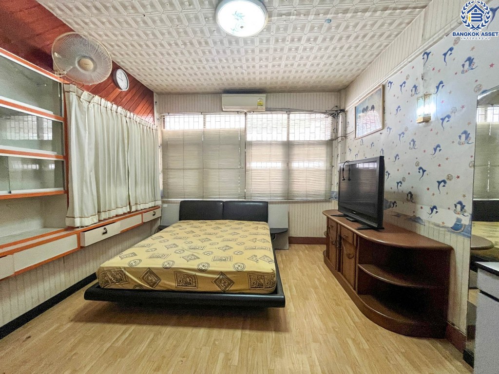 *****อาคารพานิชย์มือสอง ซอยพรานนก6 จรัญสนิทวงศ์ เนื้อที่ 39 ตร.ว. ฟังก์ชัน 8 ห้องนอน 8 ห้องน้ำ 3 ที่จอดรถ เฟอร์นิเจอร์บิวอินท์ โครงการบนทำเลเมือง เดินทางสะดวก เชื่อมต่อถนนจรัญสนิทวงศ์ ถนนสิรินธร ใกล้รถไฟฟ้าสายสีน้ำเงิน "สถานีไฟฉาย"