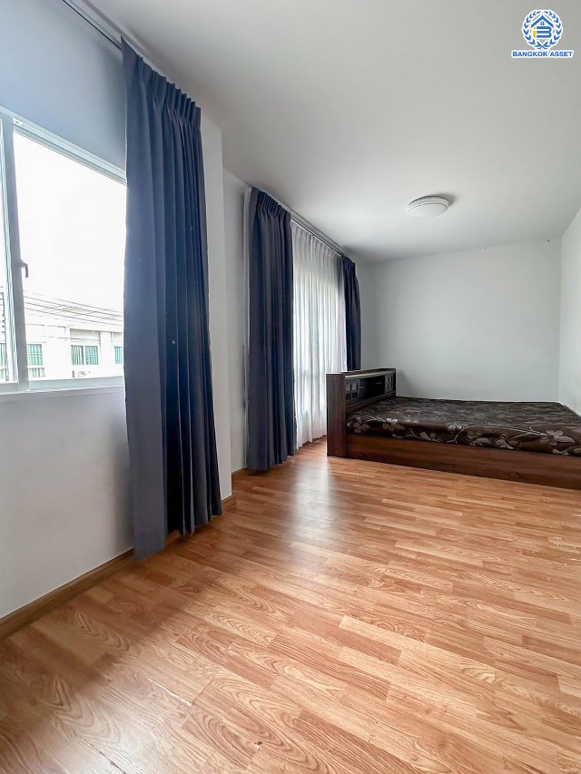 *****ทาวน์เฮ้าส์มือสองปทุมธานี โครงการ เจทาวน์ รังสิต-คลอง1 เนื้อที่ 17.8 ตร.ว. ฟังก์ชัน 4 ห้องนอน 2 ห้องน้ำ แถมฟรี! 4 เครื่องปรับอากาศ บนทำเลเข้า-ออกเมืองสะดวก เชื่อมต่อ ถนนพหลโยธิน, ถนนวิภาวดีรังสิต ใกล้รถไฟฟ้าสายสีเขียว "สถานีแยก คปอ." และทางด่วน "อุตราภิมุข"