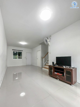 *****ทาวน์เฮ้าส์มือสองปทุมธานี โครงการ เจทาวน์ รังสิต-คลอง1 เนื้อที่ 17.8 ตร.ว. ฟังก์ชัน 4 ห้องนอน 2 ห้องน้ำ แถมฟรี! 4 เครื่องปรับอากาศ บนทำเลเข้า-ออกเมืองสะดวก เชื่อมต่อ ถนนพหลโยธิน, ถนนวิภาวดีรังสิต ใกล้รถไฟฟ้าสายสีเขียว "สถานีแยก คปอ." และทางด่วน "อุตราภิมุข"