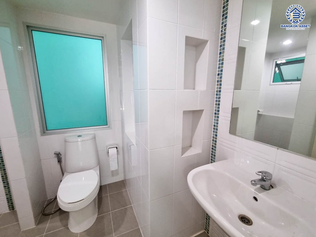 บ้านเดี่ยวมือสอง โครงการ วิลล่าการ์เด้น1 รัตนาธิเบศร์ เนื้อที่ 58.10 ตร.ว. ฟังก์ชัน 3 ห้องนอน 3 ห้องน้ำ 2 ที่จอดรถ มีอาคารอเนกประสงค์ พร้อมสระว่ายน้ำในตัว โครงการบนทำเลติดถนนใหญ่ เชื่อมต่อถนนรัตนาธิเบศร์ ถนนราชพฤกษ์ ถนนกาญจนาภิเษก ใกล้รถไฟฟ้าสายสีม่วง "สถานีบางพลู"...