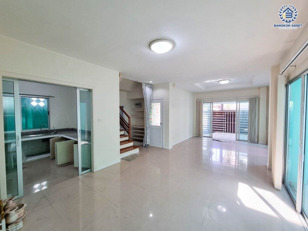 บ้านเดี่ยวมือสอง โครงการ วิลล่าการ์เด้น1 รัตนาธิเบศร์ เนื้อที่ 58.10 ตร.ว. ฟังก์ชัน 3 ห้องนอน 3 ห้องน้ำ 2 ที่จอดรถ มีอาคารอเนกประสงค์ พร้อมสระว่ายน้ำในตัว โครงการบนทำเลติดถนนใหญ่ เชื่อมต่อถนนรัตนาธิเบศร์ ถนนราชพฤกษ์ ถนนกาญจนาภิเษก ใกล้รถไฟฟ้าสายสีม่วง "สถานีบางพลู"...