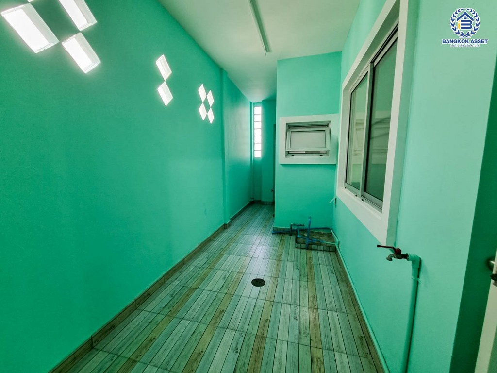 บ้านเดี่ยวมือสอง โครงการ วิลล่าการ์เด้น1 รัตนาธิเบศร์ เนื้อที่ 58.10 ตร.ว. ฟังก์ชัน 3 ห้องนอน 3 ห้องน้ำ 2 ที่จอดรถ มีอาคารอเนกประสงค์ พร้อมสระว่ายน้ำในตัว โครงการบนทำเลติดถนนใหญ่ เชื่อมต่อถนนรัตนาธิเบศร์ ถนนราชพฤกษ์ ถนนกาญจนาภิเษก ใกล้รถไฟฟ้าสายสีม่วง "สถานีบางพลู"...