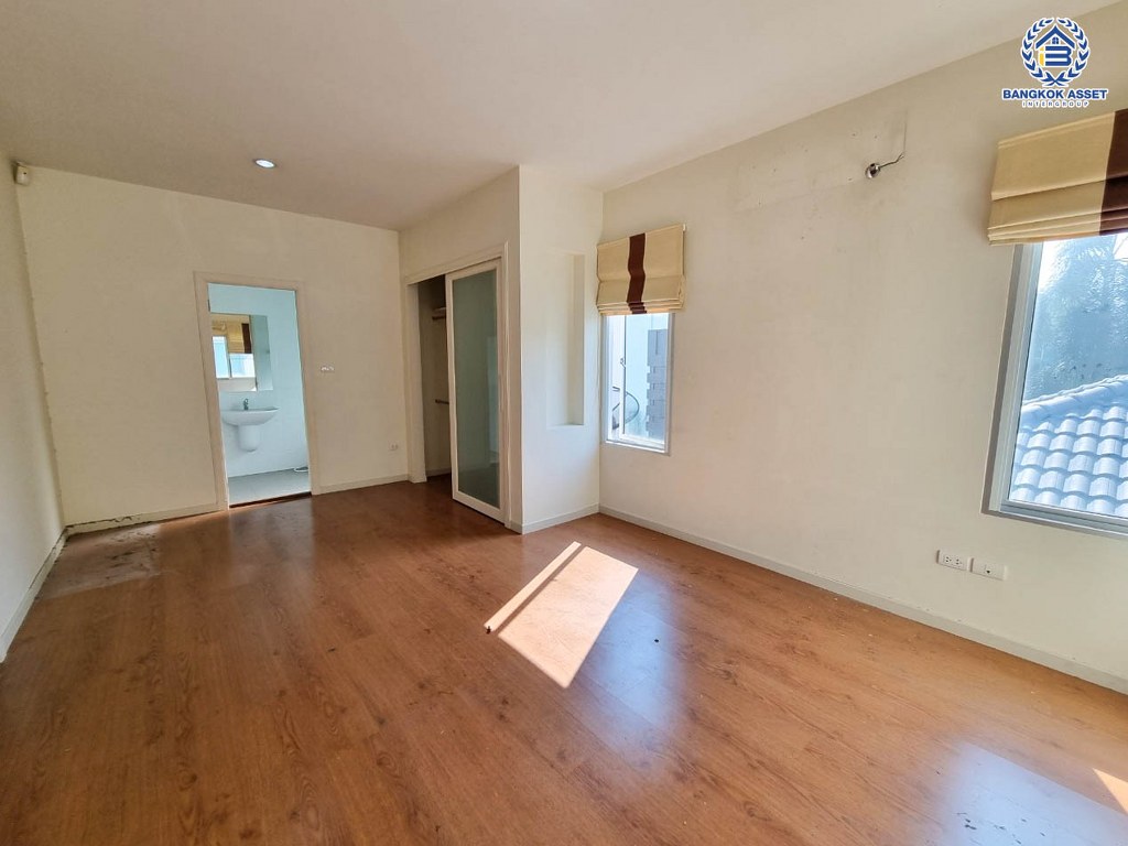 บ้านเดี่ยวมือสอง โครงการ วิลล่าการ์เด้น1 รัตนาธิเบศร์ เนื้อที่ 58.10 ตร.ว. ฟังก์ชัน 3 ห้องนอน 3 ห้องน้ำ 2 ที่จอดรถ มีอาคารอเนกประสงค์ พร้อมสระว่ายน้ำในตัว โครงการบนทำเลติดถนนใหญ่ เชื่อมต่อถนนรัตนาธิเบศร์ ถนนราชพฤกษ์ ถนนกาญจนาภิเษก ใกล้รถไฟฟ้าสายสีม่วง "สถานีบางพลู"...