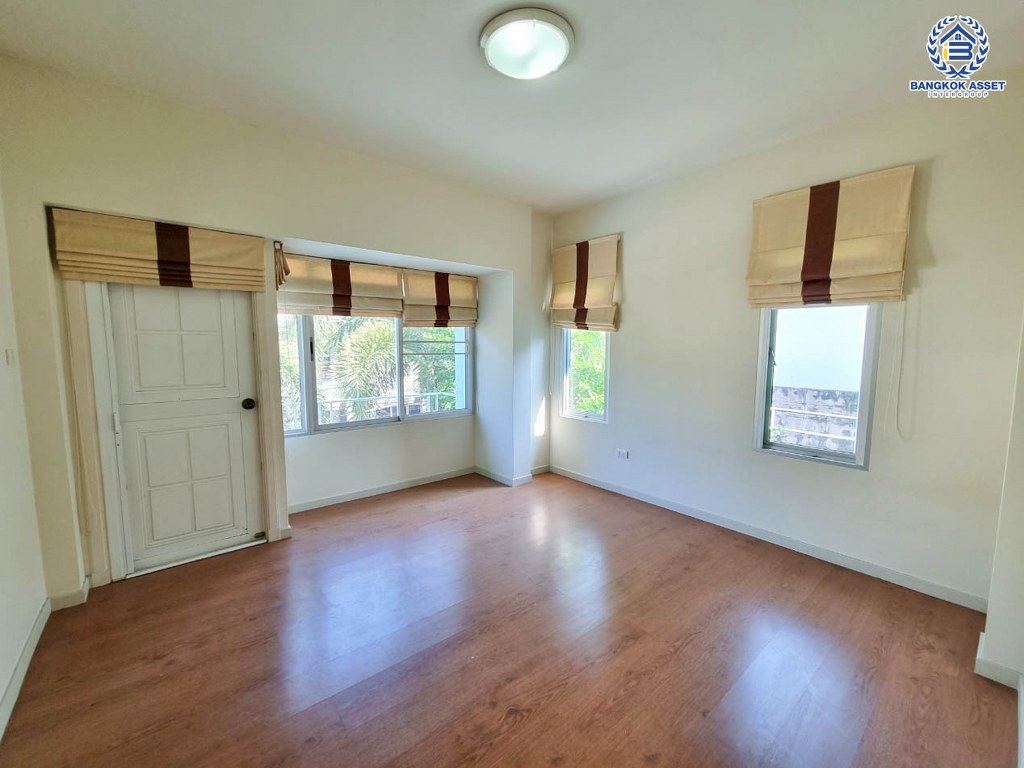 บ้านเดี่ยวมือสอง โครงการ วิลล่าการ์เด้น1 รัตนาธิเบศร์ เนื้อที่ 58.10 ตร.ว. ฟังก์ชัน 3 ห้องนอน 3 ห้องน้ำ 2 ที่จอดรถ มีอาคารอเนกประสงค์ พร้อมสระว่ายน้ำในตัว โครงการบนทำเลติดถนนใหญ่ เชื่อมต่อถนนรัตนาธิเบศร์ ถนนราชพฤกษ์ ถนนกาญจนาภิเษก ใกล้รถไฟฟ้าสายสีม่วง "สถานีบางพลู"...