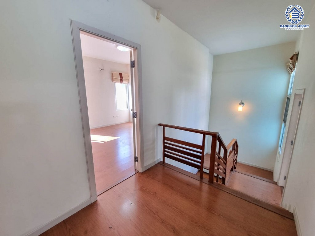 บ้านเดี่ยวมือสอง โครงการ วิลล่าการ์เด้น1 รัตนาธิเบศร์ เนื้อที่ 58.10 ตร.ว. ฟังก์ชัน 3 ห้องนอน 3 ห้องน้ำ 2 ที่จอดรถ มีอาคารอเนกประสงค์ พร้อมสระว่ายน้ำในตัว โครงการบนทำเลติดถนนใหญ่ เชื่อมต่อถนนรัตนาธิเบศร์ ถนนราชพฤกษ์ ถนนกาญจนาภิเษก ใกล้รถไฟฟ้าสายสีม่วง "สถานีบางพลู"...