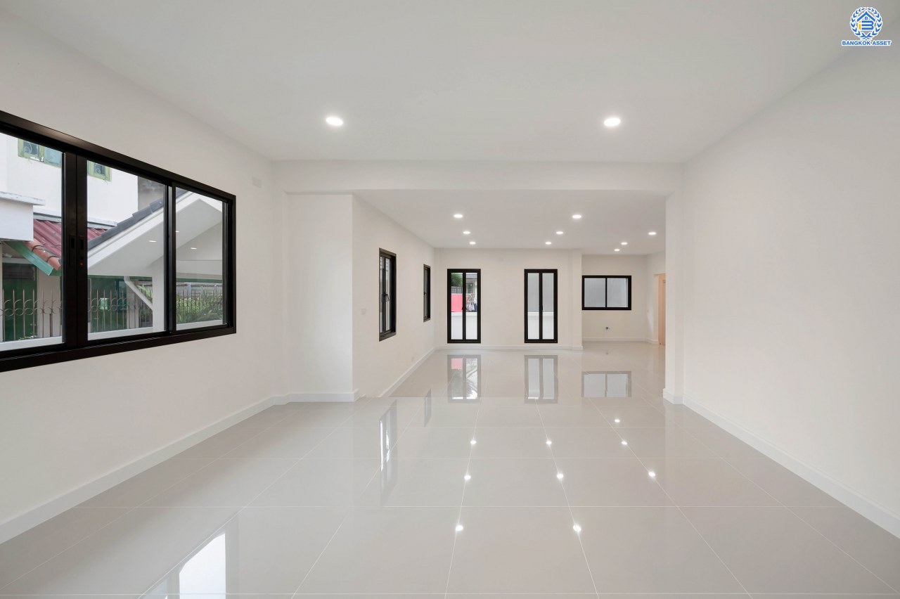 บ้านมือสองตกแต่งใหม่ โครงการ วรารมย์ เพชรเกษม69 แบรนด์ Q.House รองรับทุกความสุขของทุกคนในครอบครัว เนื้อที่ 80.8 ตร.ว. พื้นที่ใช้สอย 280.92 ตร.ม. ฟังก์ชัน 4 ห้องนอน 3 ห้องน้ำ จอดรถได้ 2 คัน บนทำเลใกล้ The Mall บางแค และเชื่อมต่อ ถนนกาญจนาฯ ถนนบางบอน และถนนพุทธมณฑลสาย4