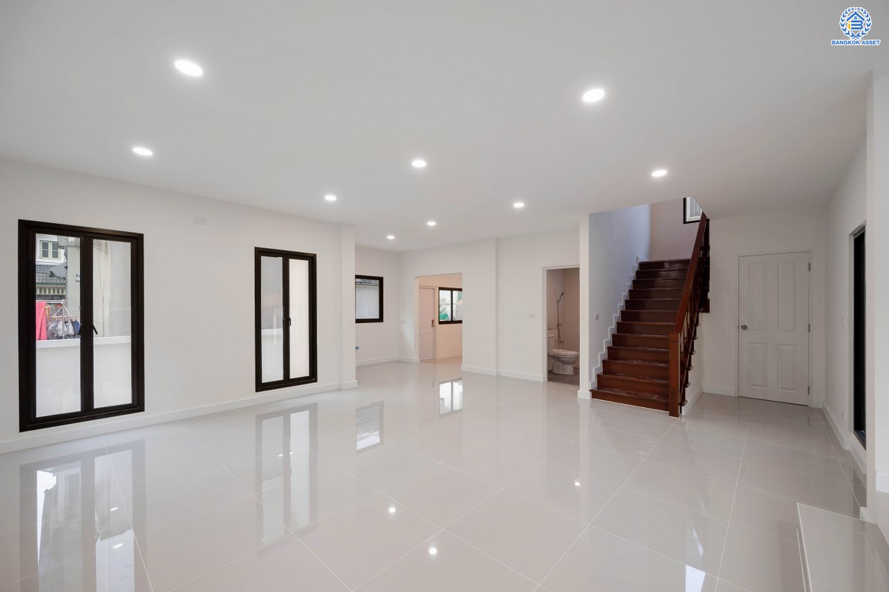 บ้านมือสองตกแต่งใหม่ โครงการ วรารมย์ เพชรเกษม69 แบรนด์ Q.House รองรับทุกความสุขของทุกคนในครอบครัว เนื้อที่ 80.8 ตร.ว. พื้นที่ใช้สอย 280.92 ตร.ม. ฟังก์ชัน 4 ห้องนอน 3 ห้องน้ำ จอดรถได้ 2 คัน บนทำเลใกล้ The Mall บางแค และเชื่อมต่อ ถนนกาญจนาฯ ถนนบางบอน และถนนพุทธมณฑลสาย4