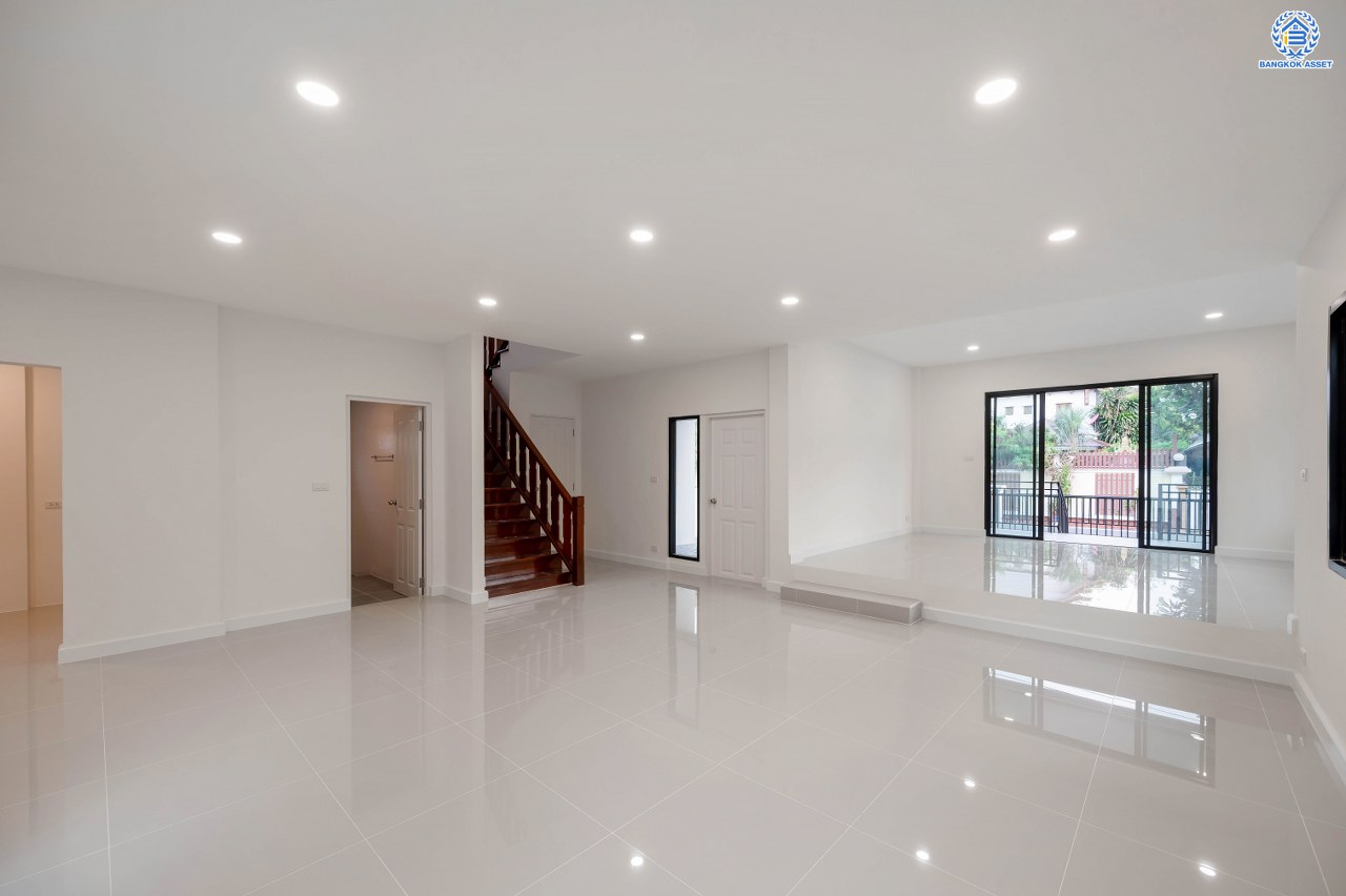 บ้านมือสองตกแต่งใหม่ โครงการ วรารมย์ เพชรเกษม69 แบรนด์ Q.House รองรับทุกความสุขของทุกคนในครอบครัว เนื้อที่ 80.8 ตร.ว. พื้นที่ใช้สอย 280.92 ตร.ม. ฟังก์ชัน 4 ห้องนอน 3 ห้องน้ำ จอดรถได้ 2 คัน บนทำเลใกล้ The Mall บางแค และเชื่อมต่อ ถนนกาญจนาฯ ถนนบางบอน และถนนพุทธมณฑลสาย4