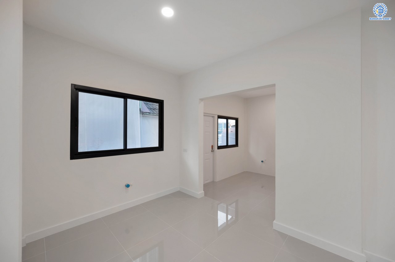 บ้านมือสองตกแต่งใหม่ โครงการ วรารมย์ เพชรเกษม69 แบรนด์ Q.House รองรับทุกความสุขของทุกคนในครอบครัว เนื้อที่ 80.8 ตร.ว. พื้นที่ใช้สอย 280.92 ตร.ม. ฟังก์ชัน 4 ห้องนอน 3 ห้องน้ำ จอดรถได้ 2 คัน บนทำเลใกล้ The Mall บางแค และเชื่อมต่อ ถนนกาญจนาฯ ถนนบางบอน และถนนพุทธมณฑลสาย4