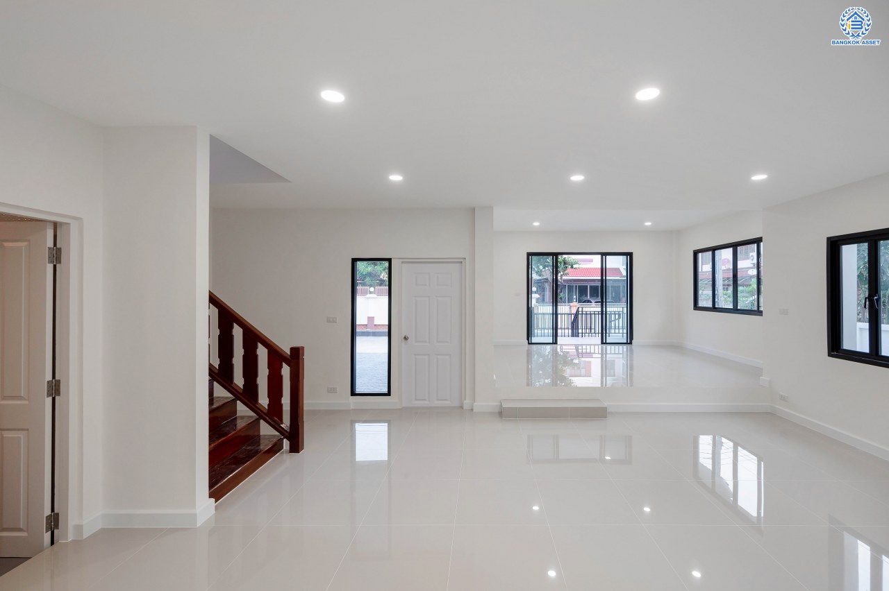 บ้านมือสองตกแต่งใหม่ โครงการ วรารมย์ เพชรเกษม69 แบรนด์ Q.House รองรับทุกความสุขของทุกคนในครอบครัว เนื้อที่ 80.8 ตร.ว. พื้นที่ใช้สอย 280.92 ตร.ม. ฟังก์ชัน 4 ห้องนอน 3 ห้องน้ำ จอดรถได้ 2 คัน บนทำเลใกล้ The Mall บางแค และเชื่อมต่อ ถนนกาญจนาฯ ถนนบางบอน และถนนพุทธมณฑลสาย4