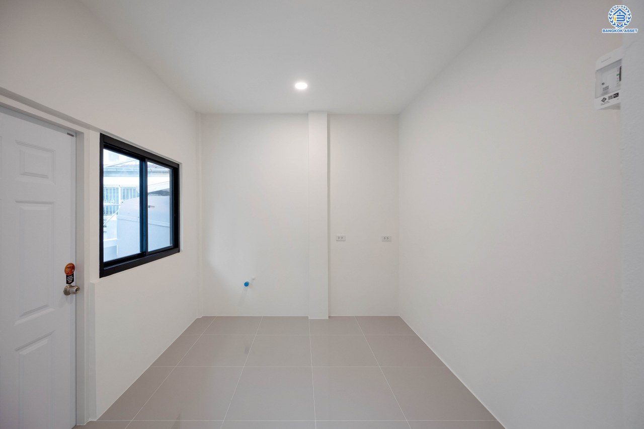 บ้านมือสองตกแต่งใหม่ โครงการ วรารมย์ เพชรเกษม69 แบรนด์ Q.House รองรับทุกความสุขของทุกคนในครอบครัว เนื้อที่ 80.8 ตร.ว. พื้นที่ใช้สอย 280.92 ตร.ม. ฟังก์ชัน 4 ห้องนอน 3 ห้องน้ำ จอดรถได้ 2 คัน บนทำเลใกล้ The Mall บางแค และเชื่อมต่อ ถนนกาญจนาฯ ถนนบางบอน และถนนพุทธมณฑลสาย4