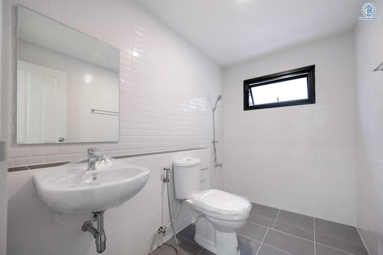 บ้านมือสองตกแต่งใหม่ โครงการ วรารมย์ เพชรเกษม69 แบรนด์ Q.House รองรับทุกความสุขของทุกคนในครอบครัว เนื้อที่ 80.8 ตร.ว. พื้นที่ใช้สอย 280.92 ตร.ม. ฟังก์ชัน 4 ห้องนอน 3 ห้องน้ำ จอดรถได้ 2 คัน บนทำเลใกล้ The Mall บางแค และเชื่อมต่อ ถนนกาญจนาฯ ถนนบางบอน และถนนพุทธมณฑลสาย4