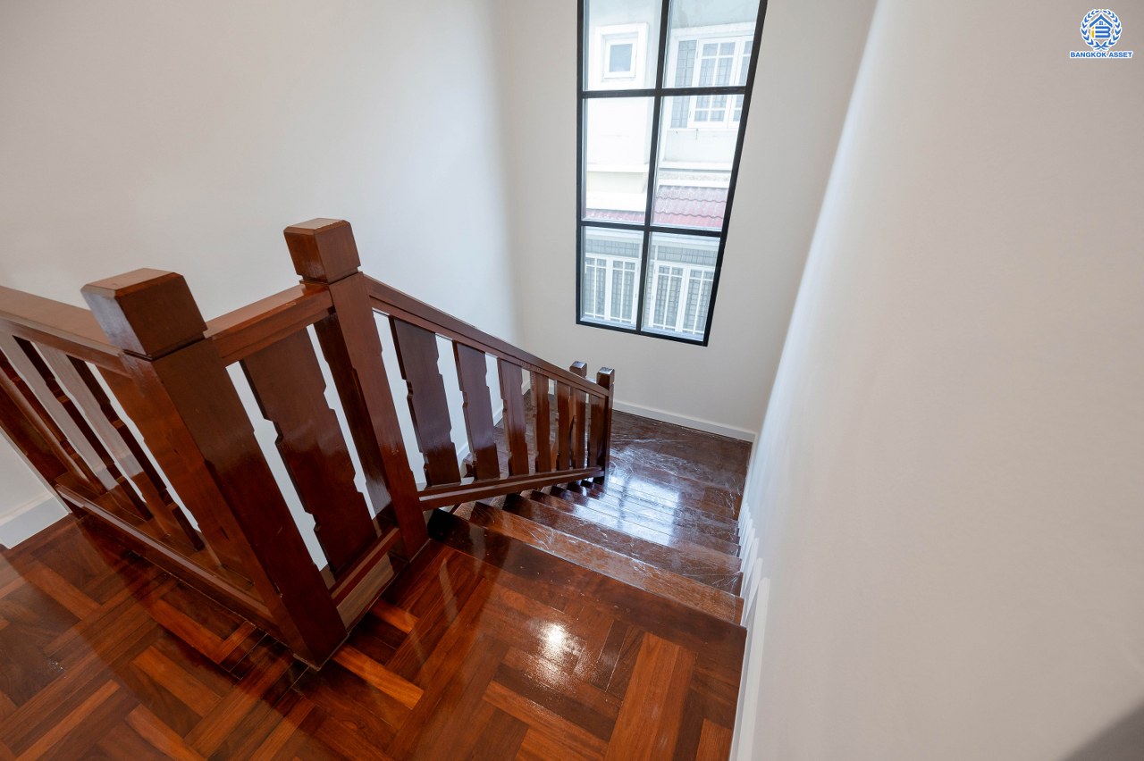 บ้านมือสองตกแต่งใหม่ โครงการ วรารมย์ เพชรเกษม69 แบรนด์ Q.House รองรับทุกความสุขของทุกคนในครอบครัว เนื้อที่ 80.8 ตร.ว. พื้นที่ใช้สอย 280.92 ตร.ม. ฟังก์ชัน 4 ห้องนอน 3 ห้องน้ำ จอดรถได้ 2 คัน บนทำเลใกล้ The Mall บางแค และเชื่อมต่อ ถนนกาญจนาฯ ถนนบางบอน และถนนพุทธมณฑลสาย4