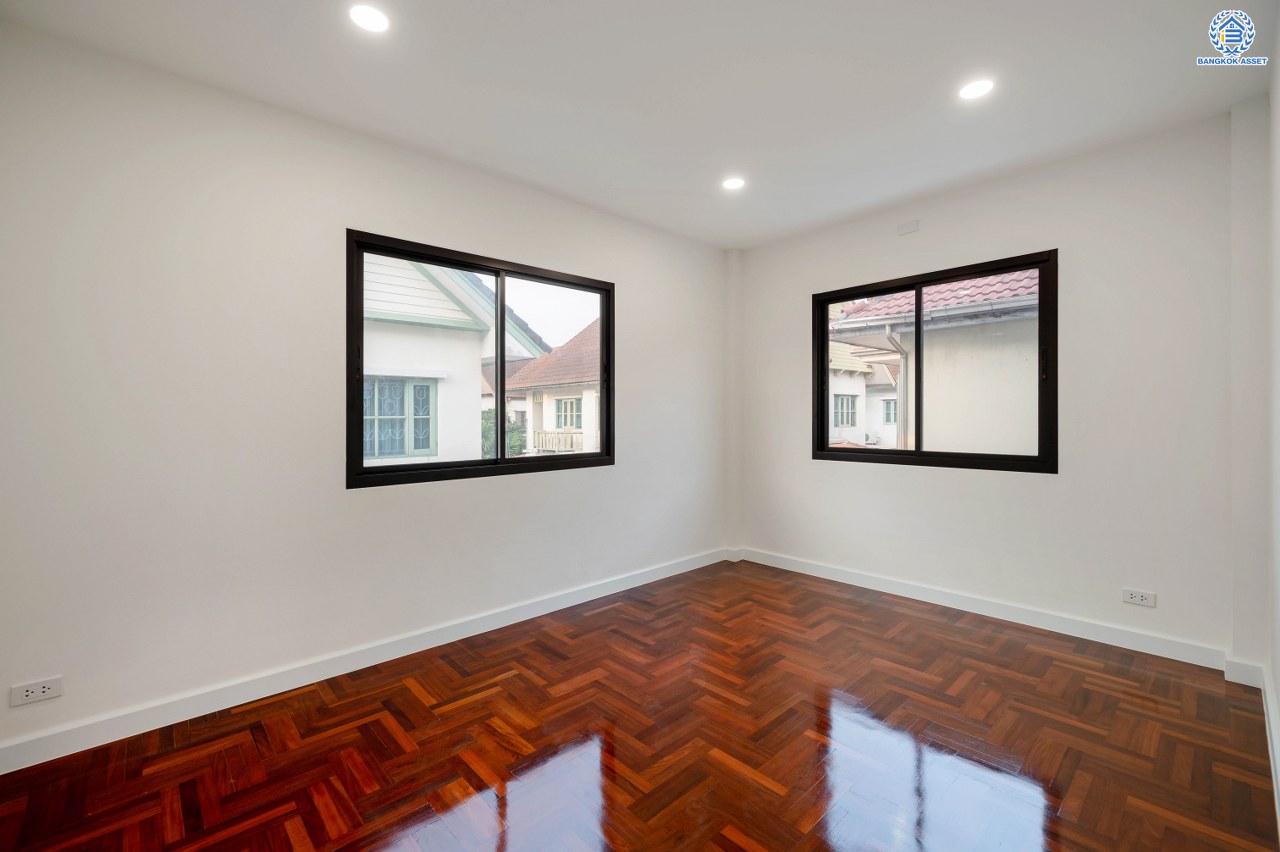 บ้านมือสองตกแต่งใหม่ โครงการ วรารมย์ เพชรเกษม69 แบรนด์ Q.House รองรับทุกความสุขของทุกคนในครอบครัว เนื้อที่ 80.8 ตร.ว. พื้นที่ใช้สอย 280.92 ตร.ม. ฟังก์ชัน 4 ห้องนอน 3 ห้องน้ำ จอดรถได้ 2 คัน บนทำเลใกล้ The Mall บางแค และเชื่อมต่อ ถนนกาญจนาฯ ถนนบางบอน และถนนพุทธมณฑลสาย4