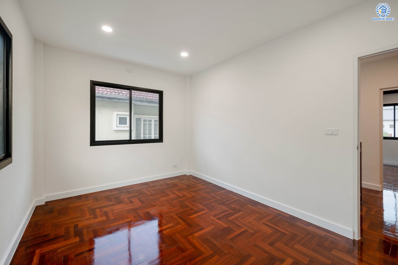 บ้านมือสองตกแต่งใหม่ โครงการ วรารมย์ เพชรเกษม69 แบรนด์ Q.House รองรับทุกความสุขของทุกคนในครอบครัว เนื้อที่ 80.8 ตร.ว. พื้นที่ใช้สอย 280.92 ตร.ม. ฟังก์ชัน 4 ห้องนอน 3 ห้องน้ำ จอดรถได้ 2 คัน บนทำเลใกล้ The Mall บางแค และเชื่อมต่อ ถนนกาญจนาฯ ถนนบางบอน และถนนพุทธมณฑลสาย4