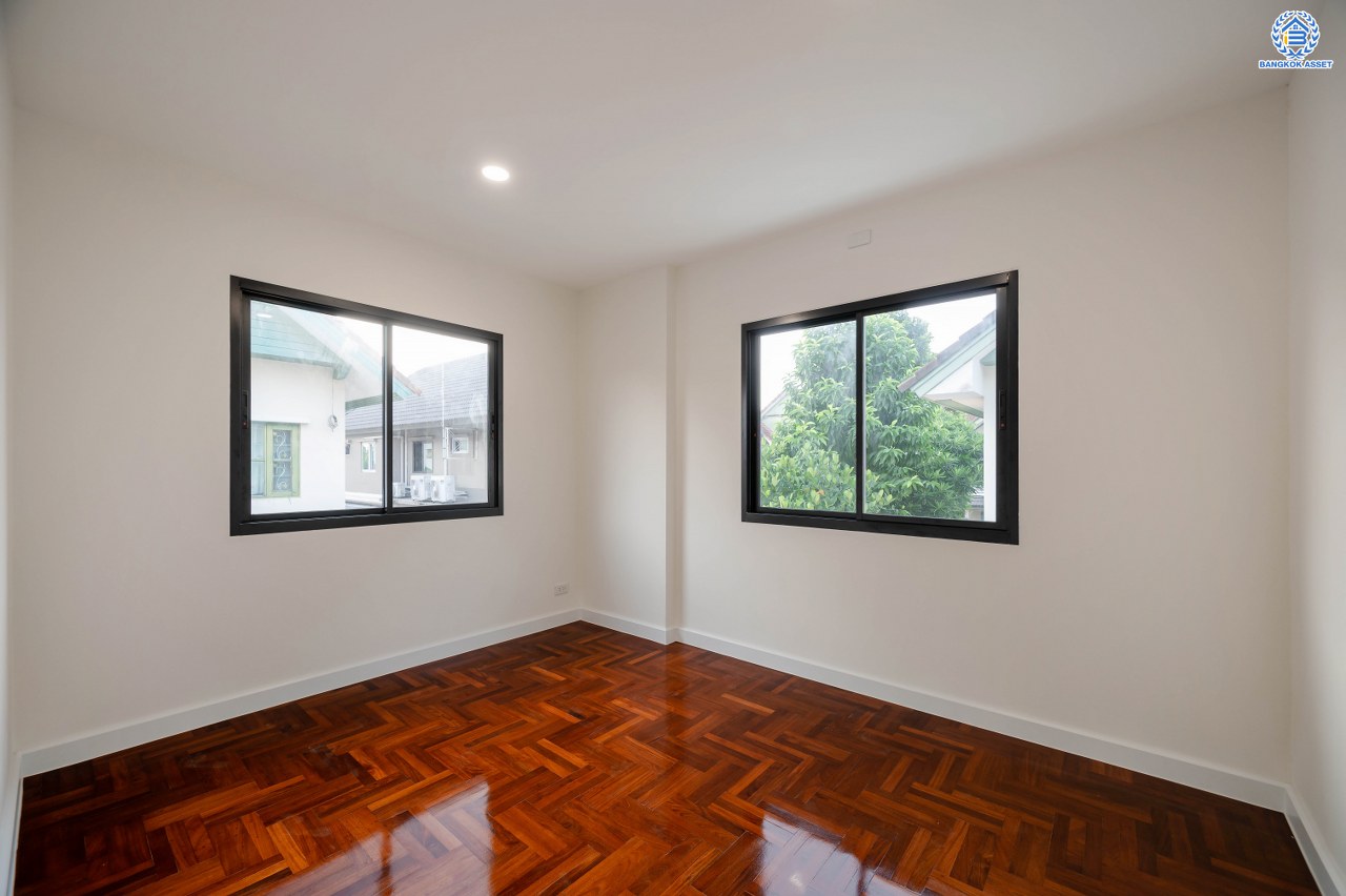 บ้านมือสองตกแต่งใหม่ โครงการ วรารมย์ เพชรเกษม69 แบรนด์ Q.House รองรับทุกความสุขของทุกคนในครอบครัว เนื้อที่ 80.8 ตร.ว. พื้นที่ใช้สอย 280.92 ตร.ม. ฟังก์ชัน 4 ห้องนอน 3 ห้องน้ำ จอดรถได้ 2 คัน บนทำเลใกล้ The Mall บางแค และเชื่อมต่อ ถนนกาญจนาฯ ถนนบางบอน และถนนพุทธมณฑลสาย4