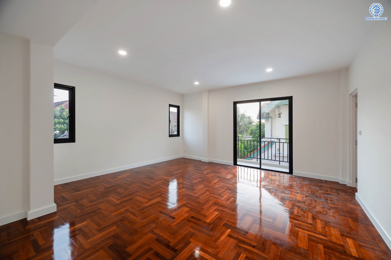 บ้านมือสองตกแต่งใหม่ โครงการ วรารมย์ เพชรเกษม69 แบรนด์ Q.House รองรับทุกความสุขของทุกคนในครอบครัว เนื้อที่ 80.8 ตร.ว. พื้นที่ใช้สอย 280.92 ตร.ม. ฟังก์ชัน 4 ห้องนอน 3 ห้องน้ำ จอดรถได้ 2 คัน บนทำเลใกล้ The Mall บางแค และเชื่อมต่อ ถนนกาญจนาฯ ถนนบางบอน และถนนพุทธมณฑลสาย4