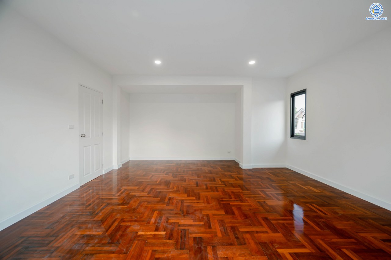 บ้านมือสองตกแต่งใหม่ โครงการ วรารมย์ เพชรเกษม69 แบรนด์ Q.House รองรับทุกความสุขของทุกคนในครอบครัว เนื้อที่ 80.8 ตร.ว. พื้นที่ใช้สอย 280.92 ตร.ม. ฟังก์ชัน 4 ห้องนอน 3 ห้องน้ำ จอดรถได้ 2 คัน บนทำเลใกล้ The Mall บางแค และเชื่อมต่อ ถนนกาญจนาฯ ถนนบางบอน และถนนพุทธมณฑลสาย4