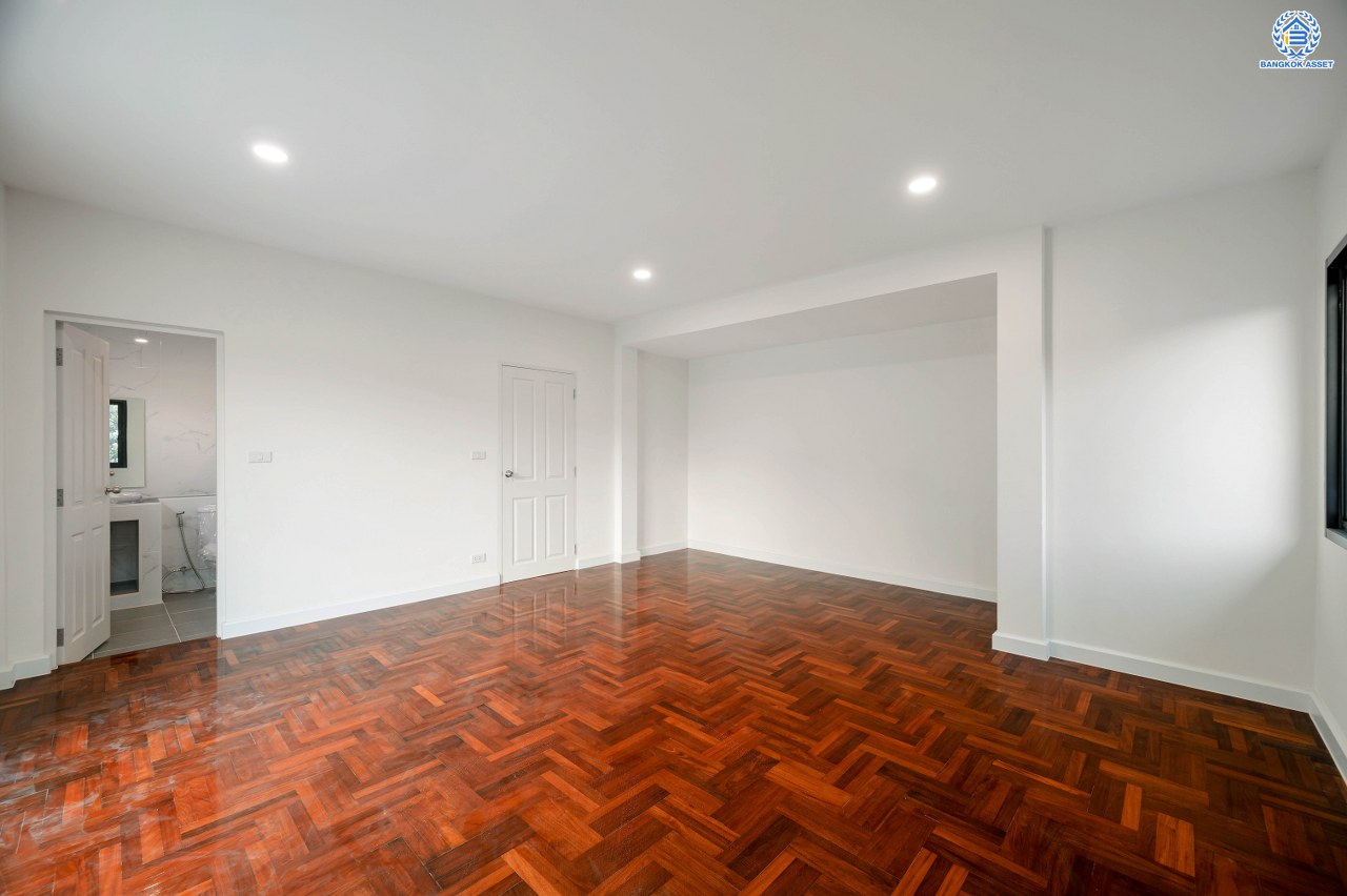 บ้านมือสองตกแต่งใหม่ โครงการ วรารมย์ เพชรเกษม69 แบรนด์ Q.House รองรับทุกความสุขของทุกคนในครอบครัว เนื้อที่ 80.8 ตร.ว. พื้นที่ใช้สอย 280.92 ตร.ม. ฟังก์ชัน 4 ห้องนอน 3 ห้องน้ำ จอดรถได้ 2 คัน บนทำเลใกล้ The Mall บางแค และเชื่อมต่อ ถนนกาญจนาฯ ถนนบางบอน และถนนพุทธมณฑลสาย4