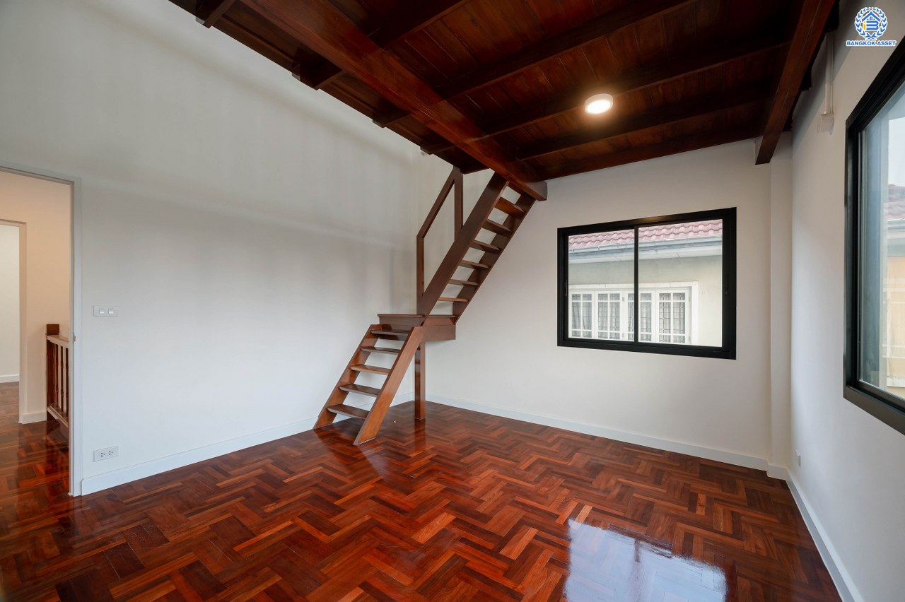 บ้านมือสองตกแต่งใหม่ โครงการ วรารมย์ เพชรเกษม69 แบรนด์ Q.House รองรับทุกความสุขของทุกคนในครอบครัว เนื้อที่ 80.8 ตร.ว. พื้นที่ใช้สอย 280.92 ตร.ม. ฟังก์ชัน 4 ห้องนอน 3 ห้องน้ำ จอดรถได้ 2 คัน บนทำเลใกล้ The Mall บางแค และเชื่อมต่อ ถนนกาญจนาฯ ถนนบางบอน และถนนพุทธมณฑลสาย4