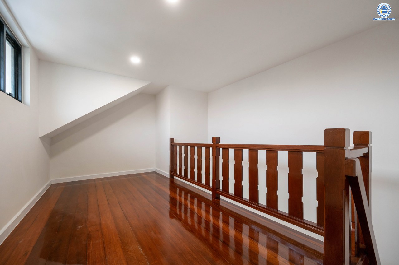 บ้านมือสองตกแต่งใหม่ โครงการ วรารมย์ เพชรเกษม69 แบรนด์ Q.House รองรับทุกความสุขของทุกคนในครอบครัว เนื้อที่ 80.8 ตร.ว. พื้นที่ใช้สอย 280.92 ตร.ม. ฟังก์ชัน 4 ห้องนอน 3 ห้องน้ำ จอดรถได้ 2 คัน บนทำเลใกล้ The Mall บางแค และเชื่อมต่อ ถนนกาญจนาฯ ถนนบางบอน และถนนพุทธมณฑลสาย4