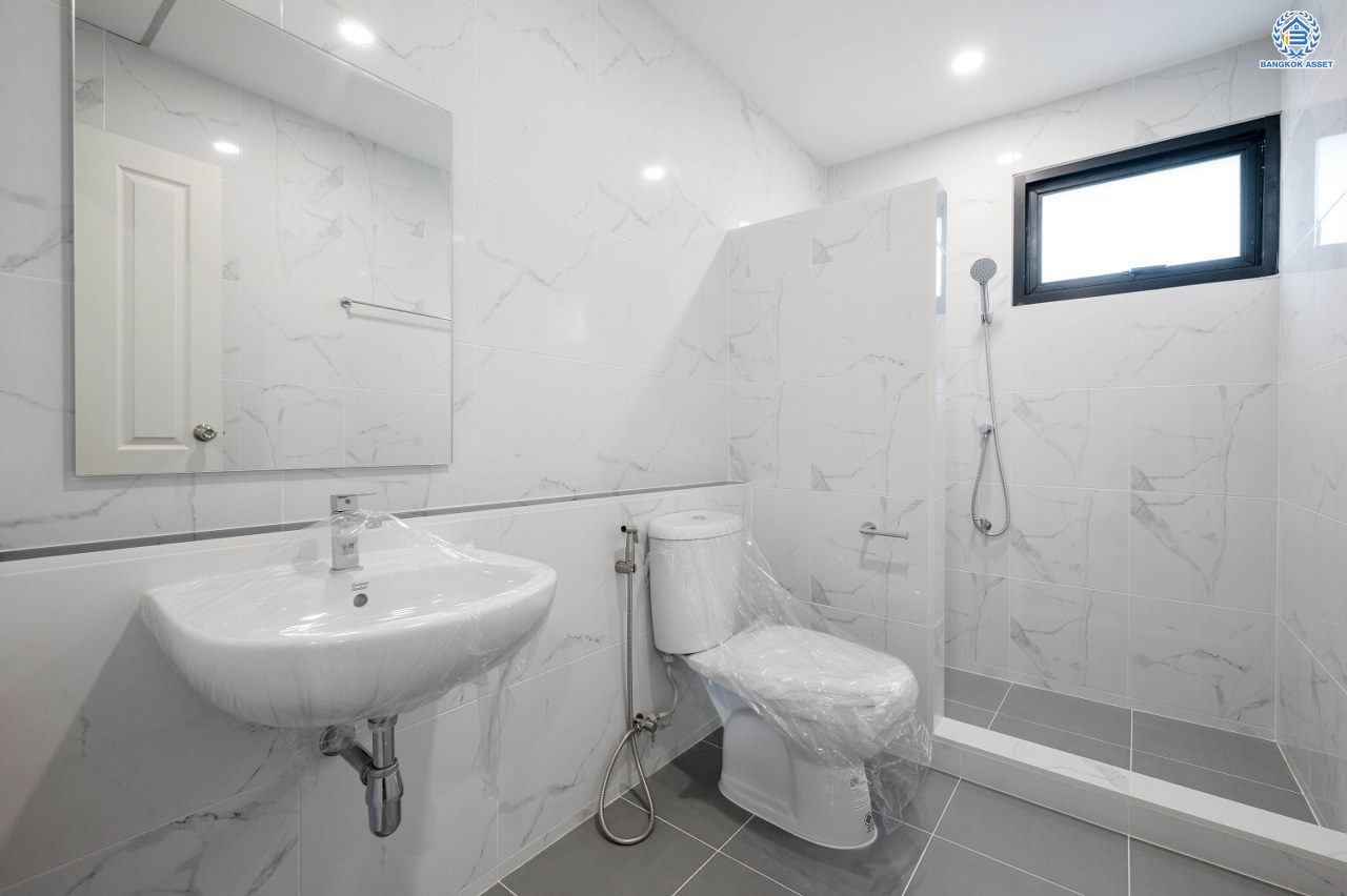 บ้านมือสองตกแต่งใหม่ โครงการ วรารมย์ เพชรเกษม69 แบรนด์ Q.House รองรับทุกความสุขของทุกคนในครอบครัว เนื้อที่ 80.8 ตร.ว. พื้นที่ใช้สอย 280.92 ตร.ม. ฟังก์ชัน 4 ห้องนอน 3 ห้องน้ำ จอดรถได้ 2 คัน บนทำเลใกล้ The Mall บางแค และเชื่อมต่อ ถนนกาญจนาฯ ถนนบางบอน และถนนพุทธมณฑลสาย4