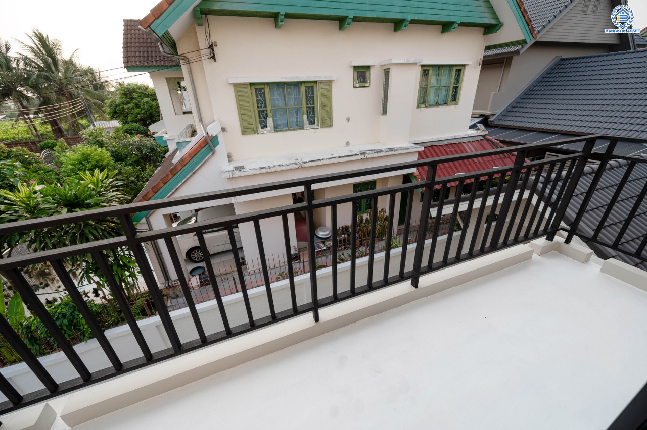 บ้านมือสองตกแต่งใหม่ โครงการ วรารมย์ เพชรเกษม69 แบรนด์ Q.House รองรับทุกความสุขของทุกคนในครอบครัว เนื้อที่ 80.8 ตร.ว. พื้นที่ใช้สอย 280.92 ตร.ม. ฟังก์ชัน 4 ห้องนอน 3 ห้องน้ำ จอดรถได้ 2 คัน บนทำเลใกล้ The Mall บางแค และเชื่อมต่อ ถนนกาญจนาฯ ถนนบางบอน และถนนพุทธมณฑลสาย4