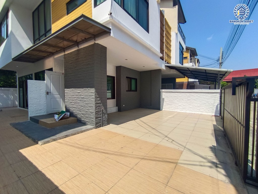 *****บ้านแฝดมือสอง โครงการ เวอรีเดียน ราชพฤกษ์ เนื้อที่ 35.60 ตร.ว. ฟังก์ชัน 5 ห้องนอน 4 ห้องน้ำ 2 ที่จอดรถ โครงการบนทำเลเดินทางสะดวก เชื่อมต่อถนนราชพฤกษ์ ถนนรัตนาธิเบศร์ ถนนบางกรวย-ไทรน้อย ใกล้เซ็นทรัลเวสต์เกต และจุดขึ้นทางด่วน "ศรีรัช"