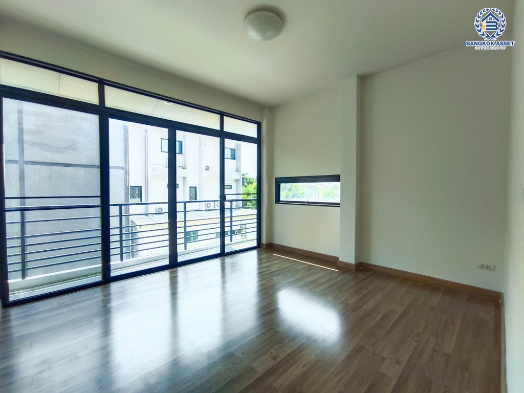 *****บ้านแฝดมือสอง โครงการ เวอรีเดียน ราชพฤกษ์ เนื้อที่ 35.60 ตร.ว. ฟังก์ชัน 5 ห้องนอน 4 ห้องน้ำ 2 ที่จอดรถ โครงการบนทำเลเดินทางสะดวก เชื่อมต่อถนนราชพฤกษ์ ถนนรัตนาธิเบศร์ ถนนบางกรวย-ไทรน้อย ใกล้เซ็นทรัลเวสต์เกต และจุดขึ้นทางด่วน "ศรีรัช"