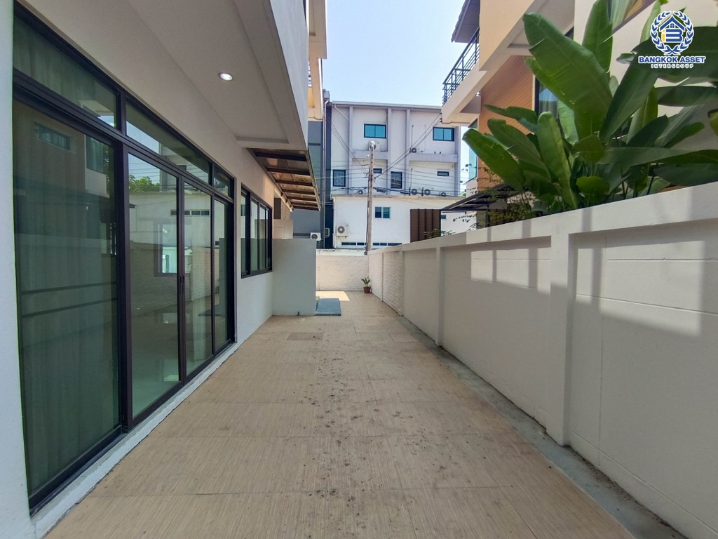 *****บ้านแฝดมือสอง โครงการ เวอรีเดียน ราชพฤกษ์ เนื้อที่ 35.60 ตร.ว. ฟังก์ชัน 5 ห้องนอน 4 ห้องน้ำ 2 ที่จอดรถ โครงการบนทำเลเดินทางสะดวก เชื่อมต่อถนนราชพฤกษ์ ถนนรัตนาธิเบศร์ ถนนบางกรวย-ไทรน้อย ใกล้เซ็นทรัลเวสต์เกต และจุดขึ้นทางด่วน "ศรีรัช"