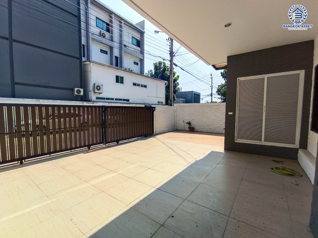 *****บ้านแฝดมือสอง โครงการ เวอรีเดียน ราชพฤกษ์ เนื้อที่ 35.60 ตร.ว. ฟังก์ชัน 5 ห้องนอน 4 ห้องน้ำ 2 ที่จอดรถ โครงการบนทำเลเดินทางสะดวก เชื่อมต่อถนนราชพฤกษ์ ถนนรัตนาธิเบศร์ ถนนบางกรวย-ไทรน้อย ใกล้เซ็นทรัลเวสต์เกต และจุดขึ้นทางด่วน "ศรีรัช"