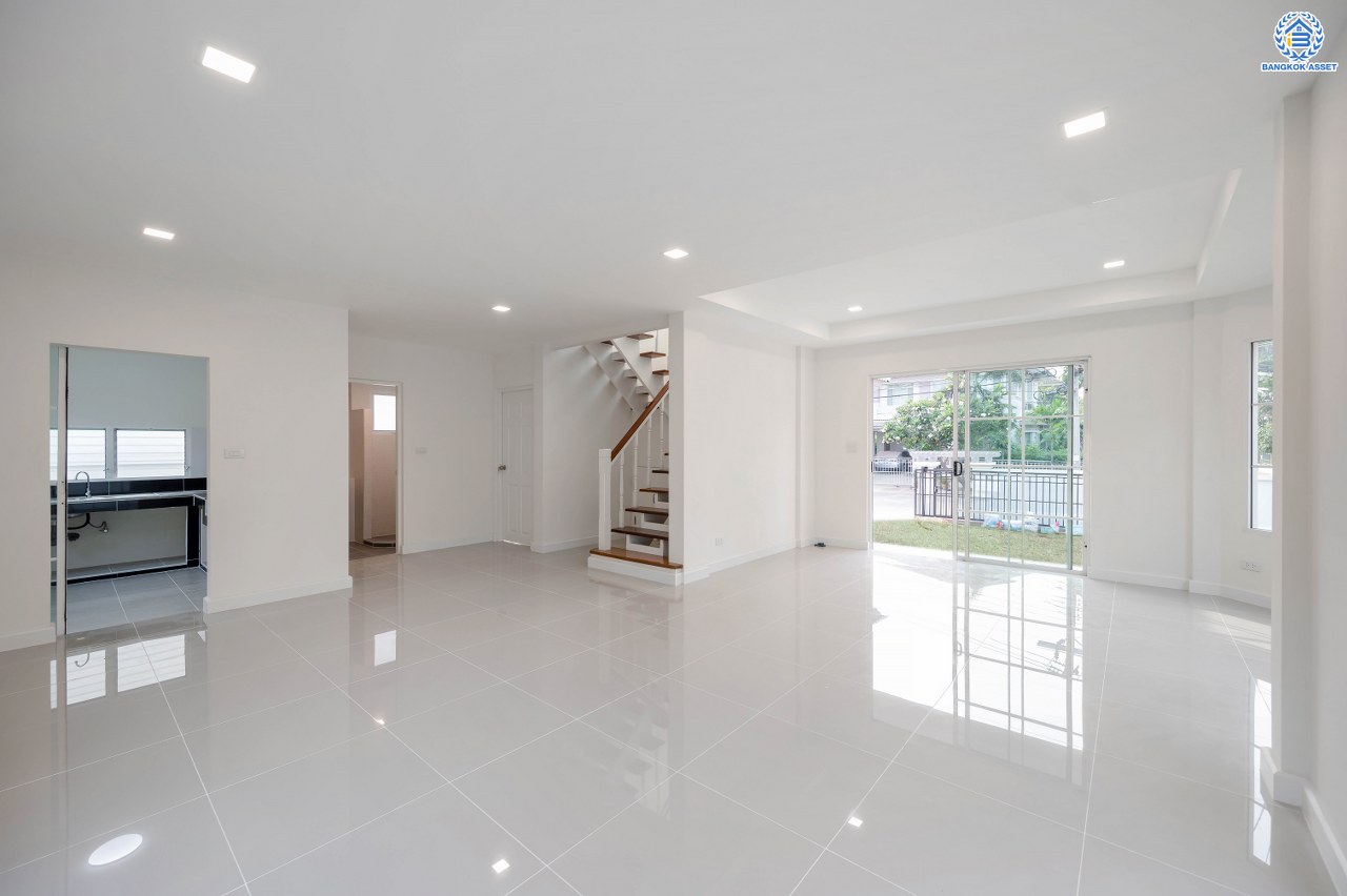 บ้านมือสองตกแต่งใหม่ โครงการ ชัยพฤกษ์ บางบัวทอง จากแบรนด์ LH  เนื้อที่ดิน 82.50 ตร.ว.พื้นที่ใช้สอย 145 ตร.ม. ฟังก์ชัน 3 ห้องนอน 3 ห้องน้ำ 1 ห้องอเนกประสงค์ จอดรถได้ 4 คัน พร้อม Facilities ครบครัน บนทำเลเดินทางสะดวก ติดถนนบางกรวย-ไทรน้อย ใกล้เซ็นทรัลเวสต์เกต และรถไฟฟ้า สายสีม่วง "สถานีบางพลู"