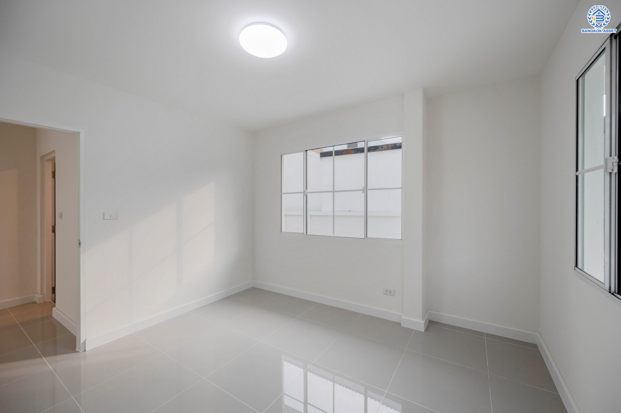 บ้านมือสองตกแต่งใหม่ โครงการ ชัยพฤกษ์ บางบัวทอง จากแบรนด์ LH  เนื้อที่ดิน 82.50 ตร.ว.พื้นที่ใช้สอย 145 ตร.ม. ฟังก์ชัน 3 ห้องนอน 3 ห้องน้ำ 1 ห้องอเนกประสงค์ จอดรถได้ 4 คัน พร้อม Facilities ครบครัน บนทำเลเดินทางสะดวก ติดถนนบางกรวย-ไทรน้อย ใกล้เซ็นทรัลเวสต์เกต และรถไฟฟ้า สายสีม่วง "สถานีบางพลู"