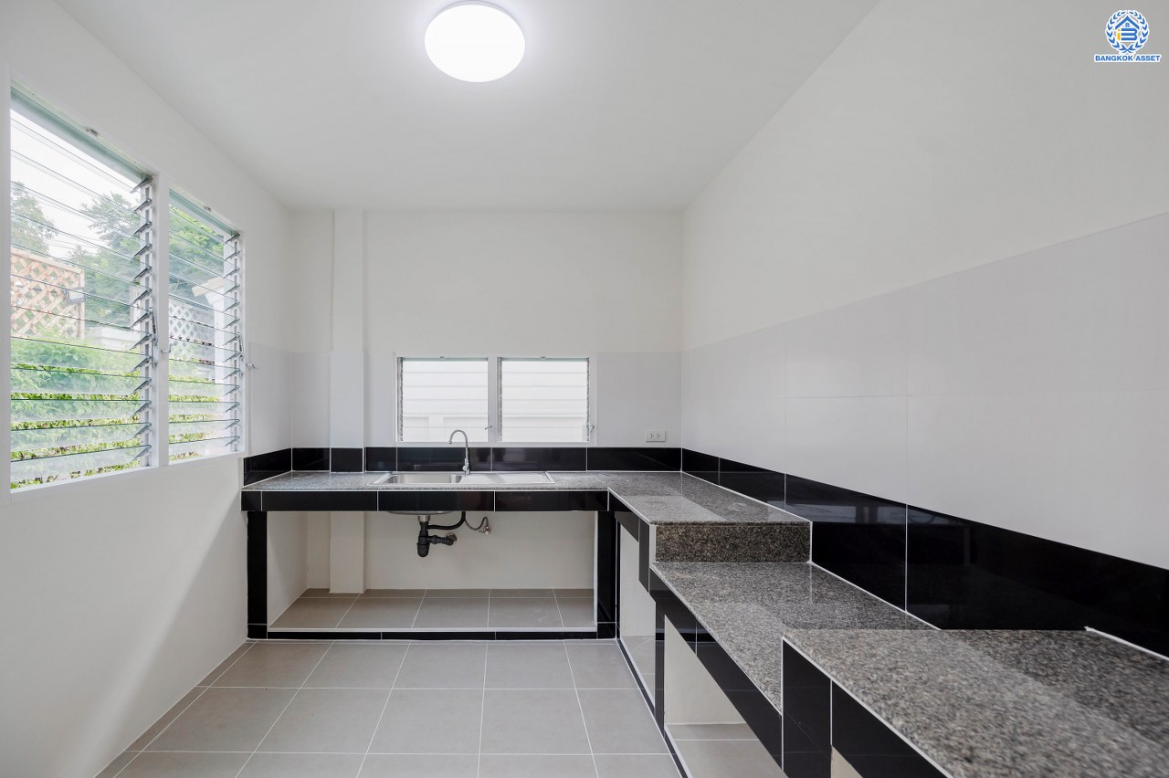 บ้านมือสองตกแต่งใหม่ โครงการ ชัยพฤกษ์ บางบัวทอง จากแบรนด์ LH  เนื้อที่ดิน 82.50 ตร.ว.พื้นที่ใช้สอย 145 ตร.ม. ฟังก์ชัน 3 ห้องนอน 3 ห้องน้ำ 1 ห้องอเนกประสงค์ จอดรถได้ 4 คัน พร้อม Facilities ครบครัน บนทำเลเดินทางสะดวก ติดถนนบางกรวย-ไทรน้อย ใกล้เซ็นทรัลเวสต์เกต และรถไฟฟ้า สายสีม่วง "สถานีบางพลู"