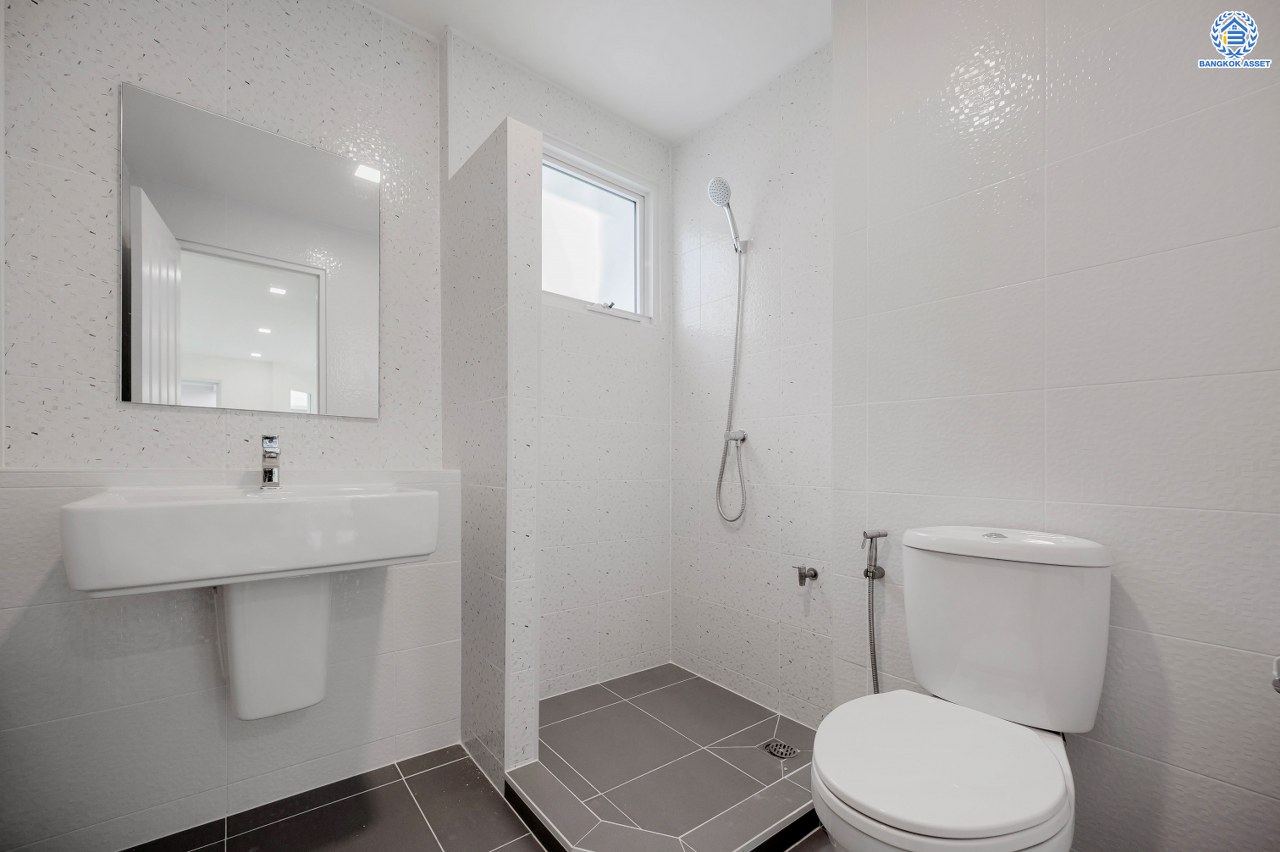 บ้านมือสองตกแต่งใหม่ โครงการ ชัยพฤกษ์ บางบัวทอง จากแบรนด์ LH  เนื้อที่ดิน 82.50 ตร.ว.พื้นที่ใช้สอย 145 ตร.ม. ฟังก์ชัน 3 ห้องนอน 3 ห้องน้ำ 1 ห้องอเนกประสงค์ จอดรถได้ 4 คัน พร้อม Facilities ครบครัน บนทำเลเดินทางสะดวก ติดถนนบางกรวย-ไทรน้อย ใกล้เซ็นทรัลเวสต์เกต และรถไฟฟ้า สายสีม่วง "สถานีบางพลู"