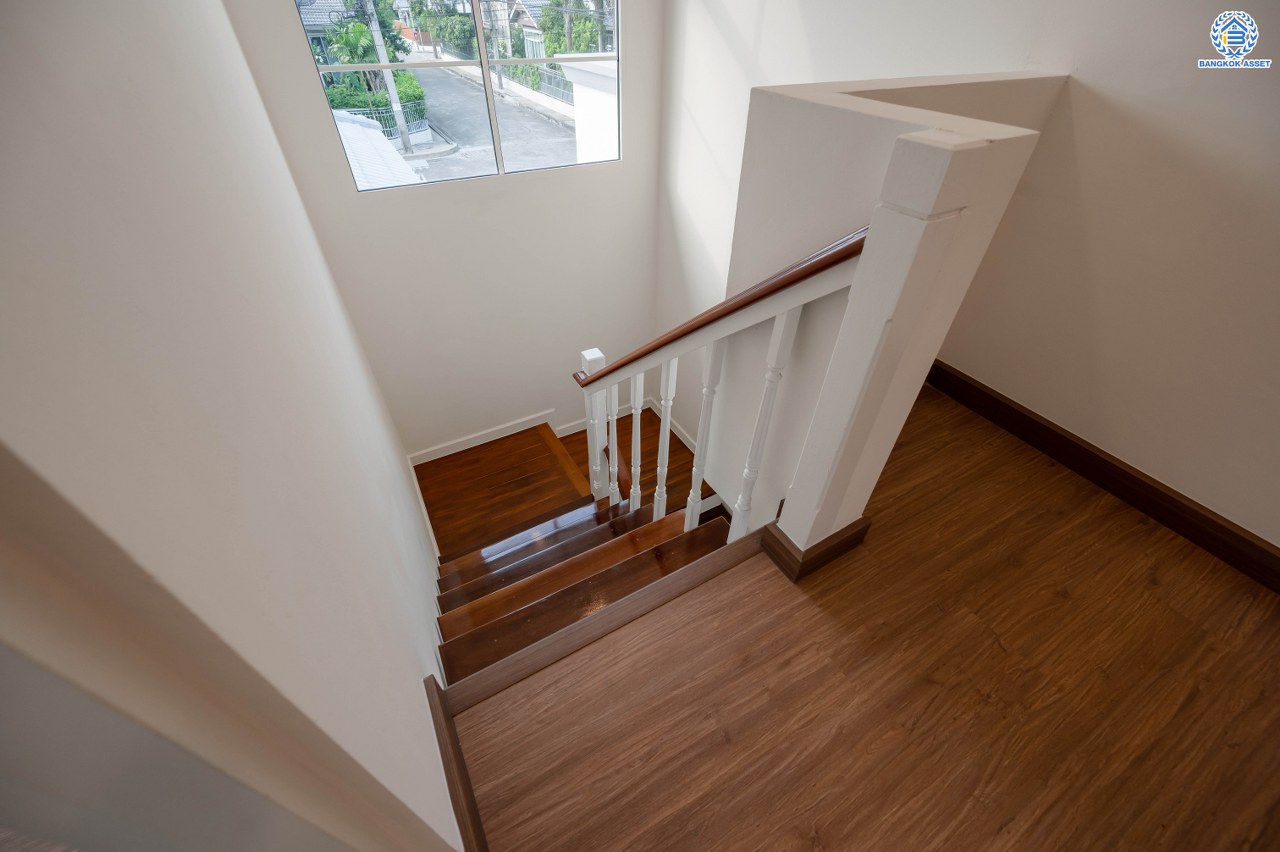 บ้านมือสองตกแต่งใหม่ โครงการ ชัยพฤกษ์ บางบัวทอง จากแบรนด์ LH  เนื้อที่ดิน 82.50 ตร.ว.พื้นที่ใช้สอย 145 ตร.ม. ฟังก์ชัน 3 ห้องนอน 3 ห้องน้ำ 1 ห้องอเนกประสงค์ จอดรถได้ 4 คัน พร้อม Facilities ครบครัน บนทำเลเดินทางสะดวก ติดถนนบางกรวย-ไทรน้อย ใกล้เซ็นทรัลเวสต์เกต และรถไฟฟ้า สายสีม่วง "สถานีบางพลู"