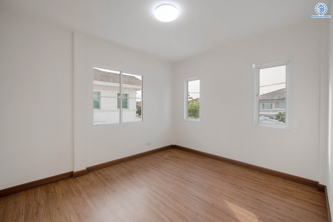 บ้านมือสองตกแต่งใหม่ โครงการ ชัยพฤกษ์ บางบัวทอง จากแบรนด์ LH  เนื้อที่ดิน 82.50 ตร.ว.พื้นที่ใช้สอย 145 ตร.ม. ฟังก์ชัน 3 ห้องนอน 3 ห้องน้ำ 1 ห้องอเนกประสงค์ จอดรถได้ 4 คัน พร้อม Facilities ครบครัน บนทำเลเดินทางสะดวก ติดถนนบางกรวย-ไทรน้อย ใกล้เซ็นทรัลเวสต์เกต และรถไฟฟ้า สายสีม่วง "สถานีบางพลู"