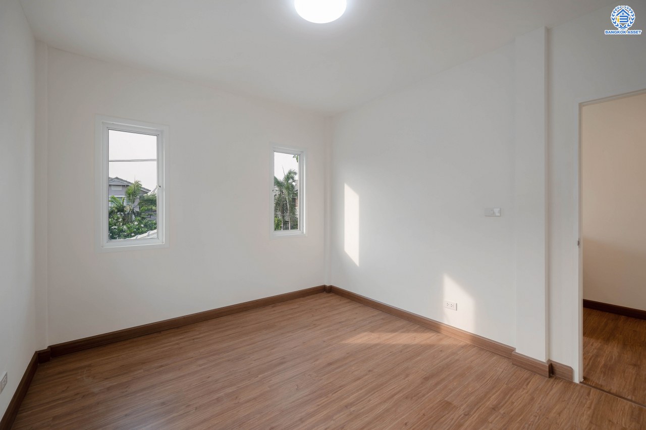 บ้านมือสองตกแต่งใหม่ โครงการ ชัยพฤกษ์ บางบัวทอง จากแบรนด์ LH  เนื้อที่ดิน 82.50 ตร.ว.พื้นที่ใช้สอย 145 ตร.ม. ฟังก์ชัน 3 ห้องนอน 3 ห้องน้ำ 1 ห้องอเนกประสงค์ จอดรถได้ 4 คัน พร้อม Facilities ครบครัน บนทำเลเดินทางสะดวก ติดถนนบางกรวย-ไทรน้อย ใกล้เซ็นทรัลเวสต์เกต และรถไฟฟ้า สายสีม่วง "สถานีบางพลู"