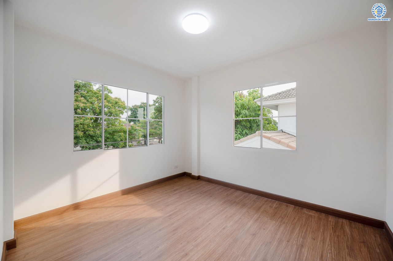 บ้านมือสองตกแต่งใหม่ โครงการ ชัยพฤกษ์ บางบัวทอง จากแบรนด์ LH  เนื้อที่ดิน 82.50 ตร.ว.พื้นที่ใช้สอย 145 ตร.ม. ฟังก์ชัน 3 ห้องนอน 3 ห้องน้ำ 1 ห้องอเนกประสงค์ จอดรถได้ 4 คัน พร้อม Facilities ครบครัน บนทำเลเดินทางสะดวก ติดถนนบางกรวย-ไทรน้อย ใกล้เซ็นทรัลเวสต์เกต และรถไฟฟ้า สายสีม่วง "สถานีบางพลู"