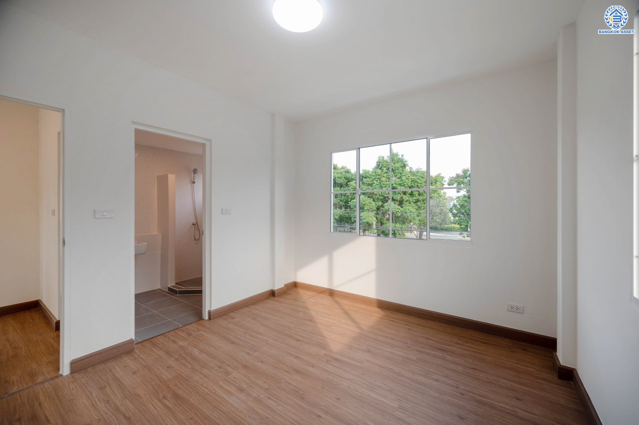 บ้านมือสองตกแต่งใหม่ โครงการ ชัยพฤกษ์ บางบัวทอง จากแบรนด์ LH  เนื้อที่ดิน 82.50 ตร.ว.พื้นที่ใช้สอย 145 ตร.ม. ฟังก์ชัน 3 ห้องนอน 3 ห้องน้ำ 1 ห้องอเนกประสงค์ จอดรถได้ 4 คัน พร้อม Facilities ครบครัน บนทำเลเดินทางสะดวก ติดถนนบางกรวย-ไทรน้อย ใกล้เซ็นทรัลเวสต์เกต และรถไฟฟ้า สายสีม่วง "สถานีบางพลู"