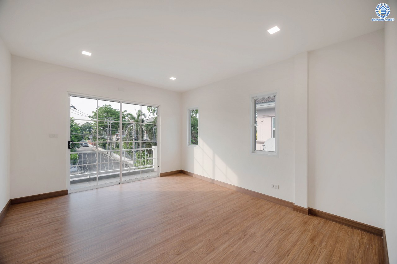 บ้านมือสองตกแต่งใหม่ โครงการ ชัยพฤกษ์ บางบัวทอง จากแบรนด์ LH  เนื้อที่ดิน 82.50 ตร.ว.พื้นที่ใช้สอย 145 ตร.ม. ฟังก์ชัน 3 ห้องนอน 3 ห้องน้ำ 1 ห้องอเนกประสงค์ จอดรถได้ 4 คัน พร้อม Facilities ครบครัน บนทำเลเดินทางสะดวก ติดถนนบางกรวย-ไทรน้อย ใกล้เซ็นทรัลเวสต์เกต และรถไฟฟ้า สายสีม่วง "สถานีบางพลู"