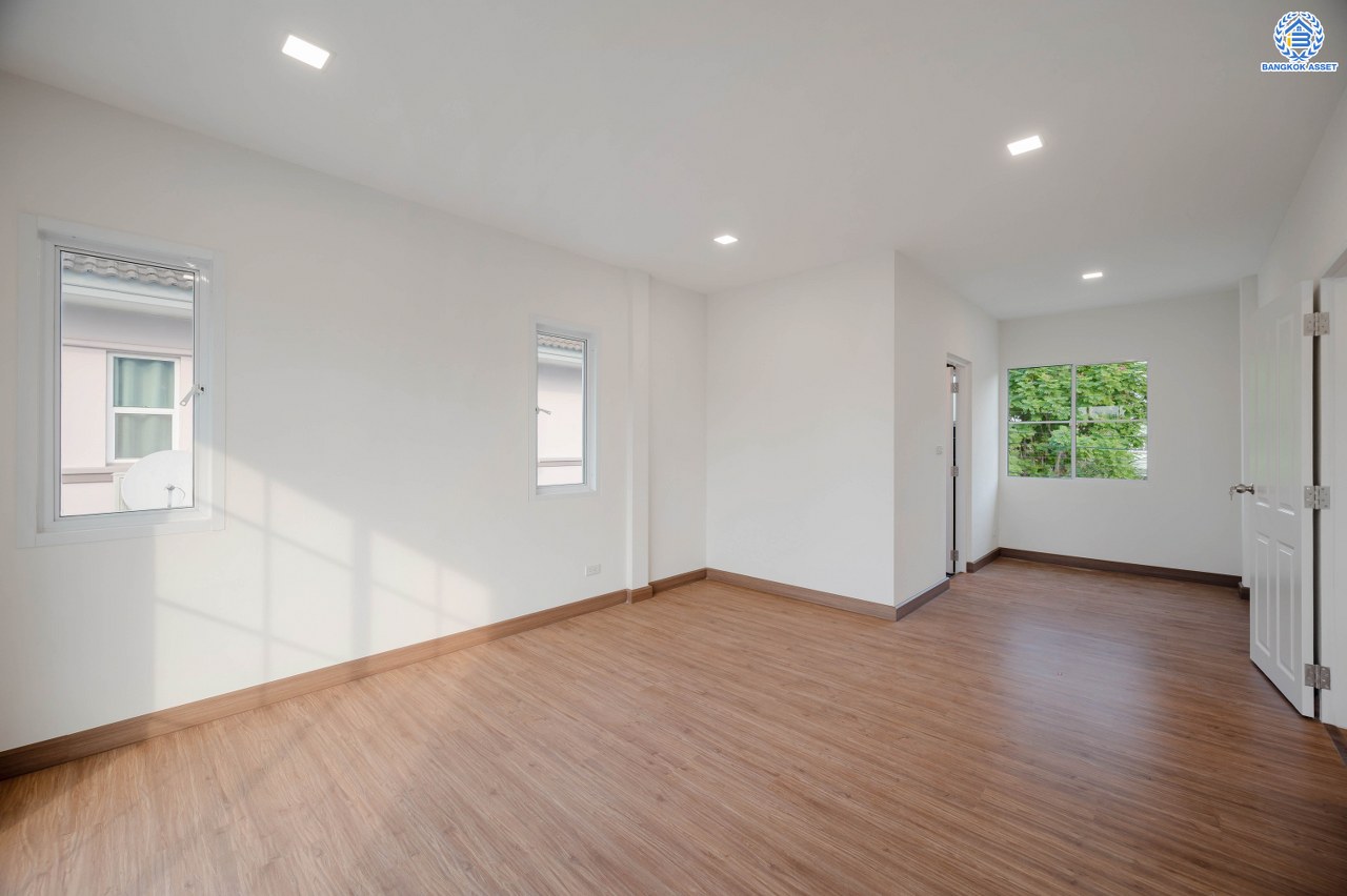 บ้านมือสองตกแต่งใหม่ โครงการ ชัยพฤกษ์ บางบัวทอง จากแบรนด์ LH  เนื้อที่ดิน 82.50 ตร.ว.พื้นที่ใช้สอย 145 ตร.ม. ฟังก์ชัน 3 ห้องนอน 3 ห้องน้ำ 1 ห้องอเนกประสงค์ จอดรถได้ 4 คัน พร้อม Facilities ครบครัน บนทำเลเดินทางสะดวก ติดถนนบางกรวย-ไทรน้อย ใกล้เซ็นทรัลเวสต์เกต และรถไฟฟ้า สายสีม่วง "สถานีบางพลู"