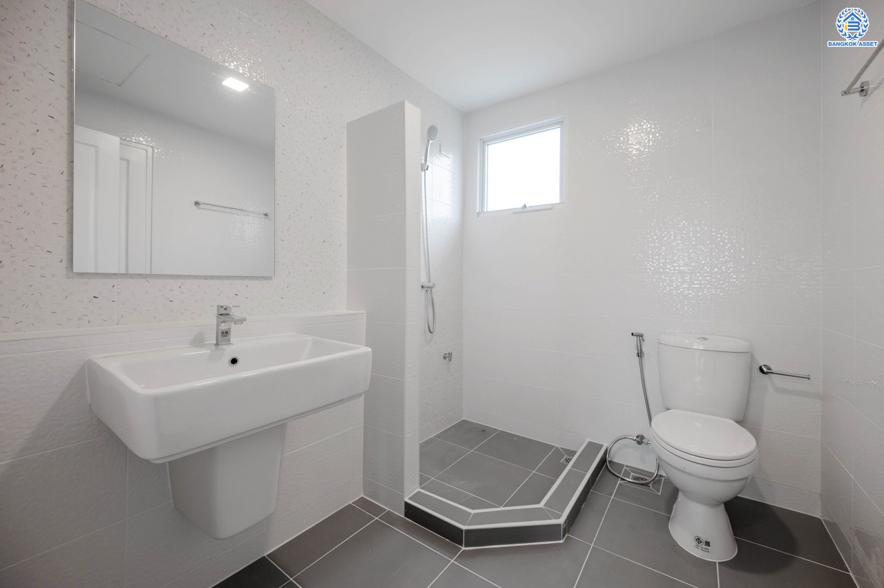 บ้านมือสองตกแต่งใหม่ โครงการ ชัยพฤกษ์ บางบัวทอง จากแบรนด์ LH  เนื้อที่ดิน 82.50 ตร.ว.พื้นที่ใช้สอย 145 ตร.ม. ฟังก์ชัน 3 ห้องนอน 3 ห้องน้ำ 1 ห้องอเนกประสงค์ จอดรถได้ 4 คัน พร้อม Facilities ครบครัน บนทำเลเดินทางสะดวก ติดถนนบางกรวย-ไทรน้อย ใกล้เซ็นทรัลเวสต์เกต และรถไฟฟ้า สายสีม่วง "สถานีบางพลู"